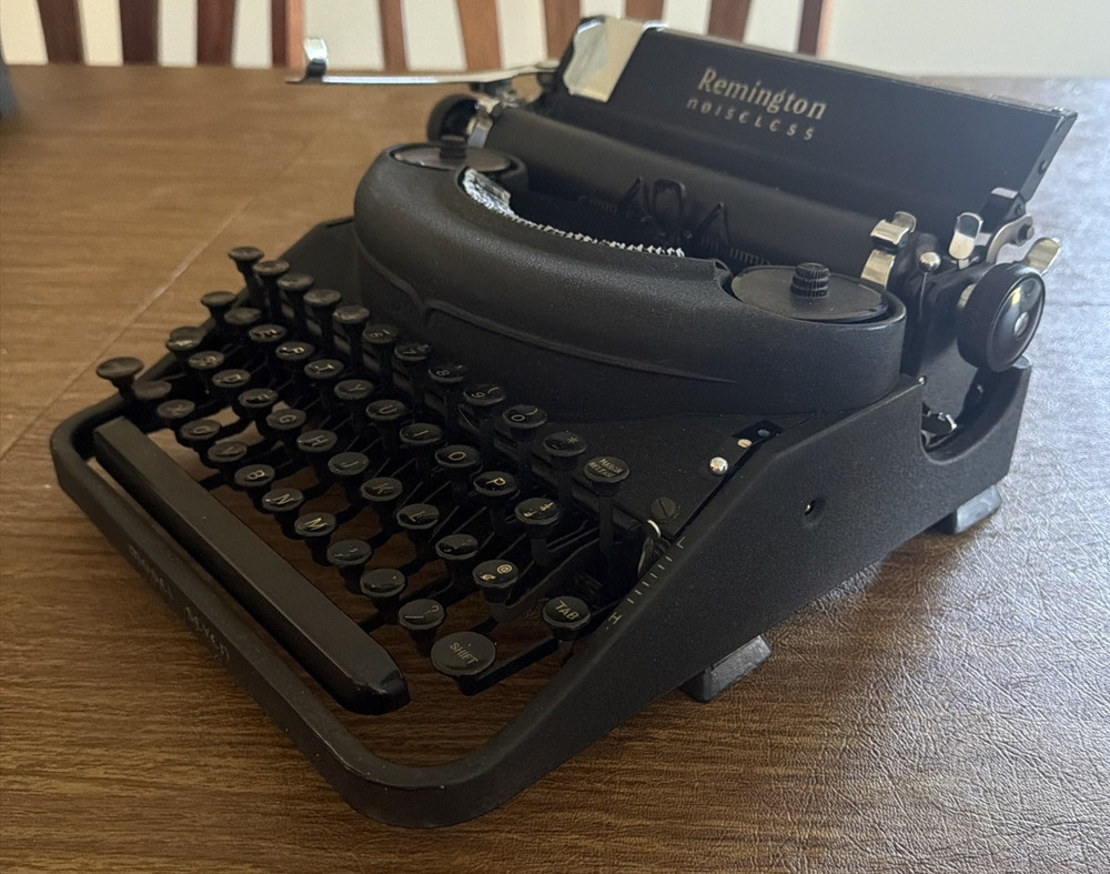 Remington Noiseless Typewriter Model 7 with Case