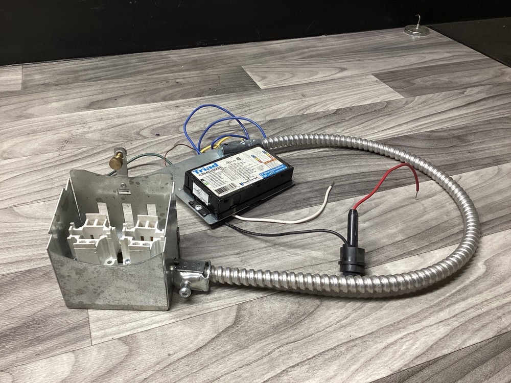 TRIAD UNIVERSAL LIGHTING C2642UNVBE ELECTRONIC BALLAST #101D117PR5*SI