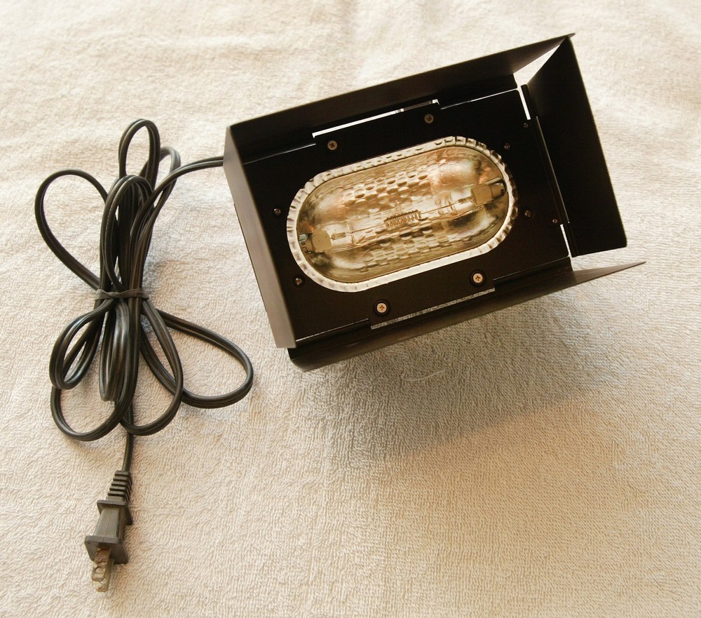 ACME Quartz Studio Lite Light - Model 710SL - tested with barn doors 110 powered