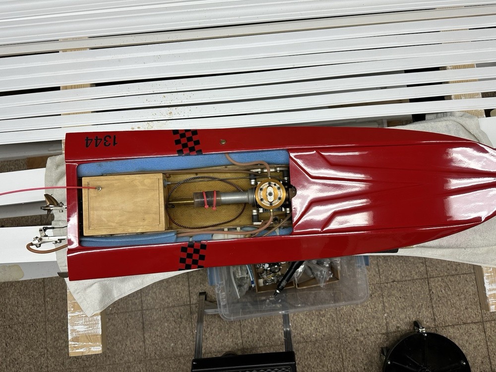 RC Seaducer 90 Race V with CMB 90 engine.