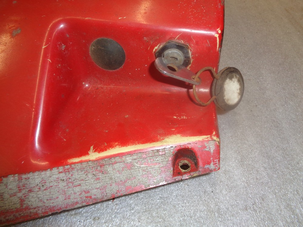 INTERNATIONAL 584. INSTRUMENT PANEL RIGHT SIDE. WITH IGNITION SWITCH.