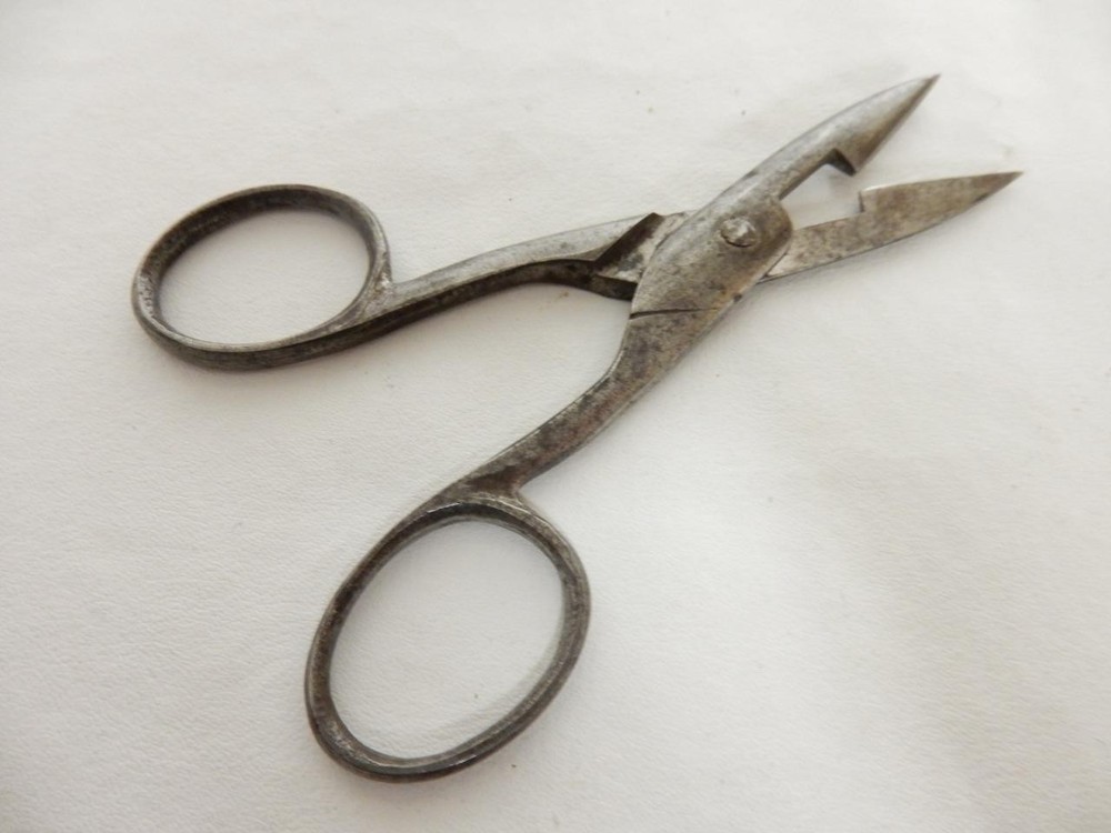 VINTAGE WALTER BROTHERS, BUTTON HOLE SCISSORS, SHARP