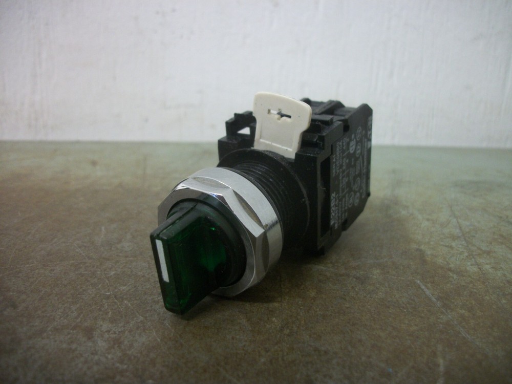 CUTLER-HAMMER GREEN ILLUMINATED 3-POS SPRING RETURN/MAINTAINED SELECTOR SWITCH