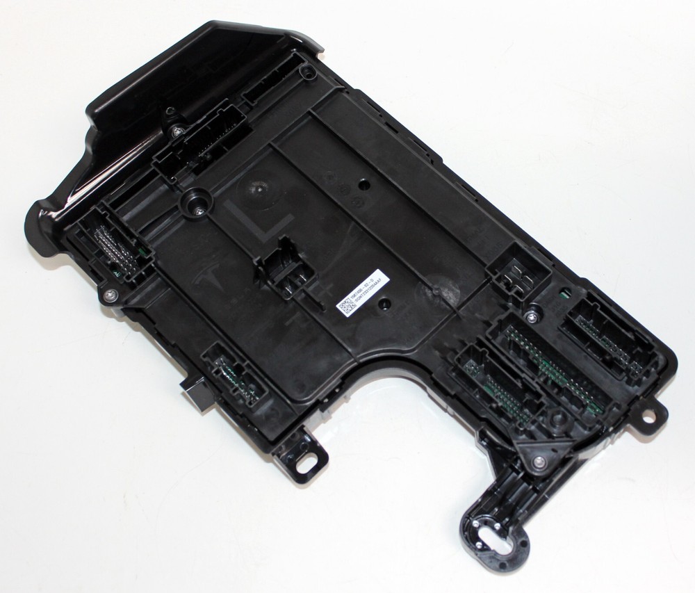 TESLA 2017 – 23 MODEL 3 FRONT LEFT SIDE VOLTAGE BODY CONTROL MODULE