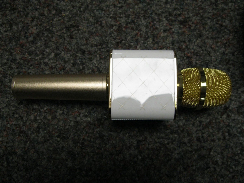Q7 Karaoke Microphone white & gold w/ Case used