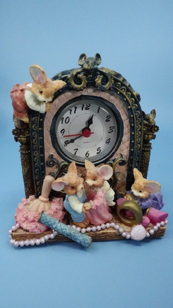 Vintage quartz clock featuring mouse family