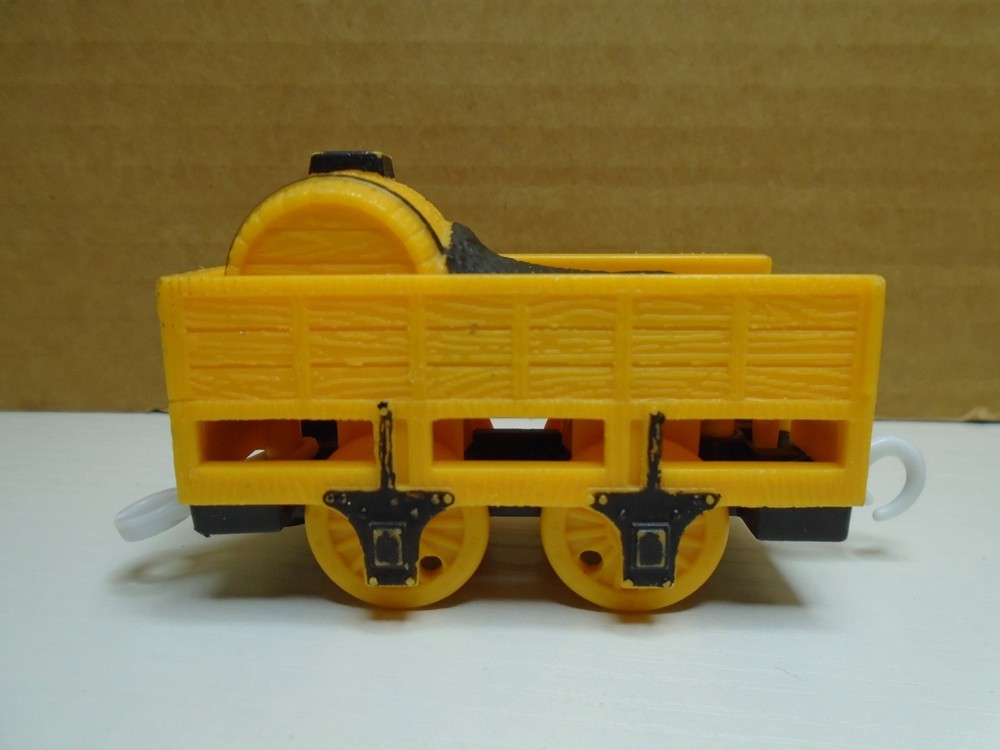 2012 THOMAS TRAIN PLASTIC YELLOW BARREL BOXCAR (TH16)