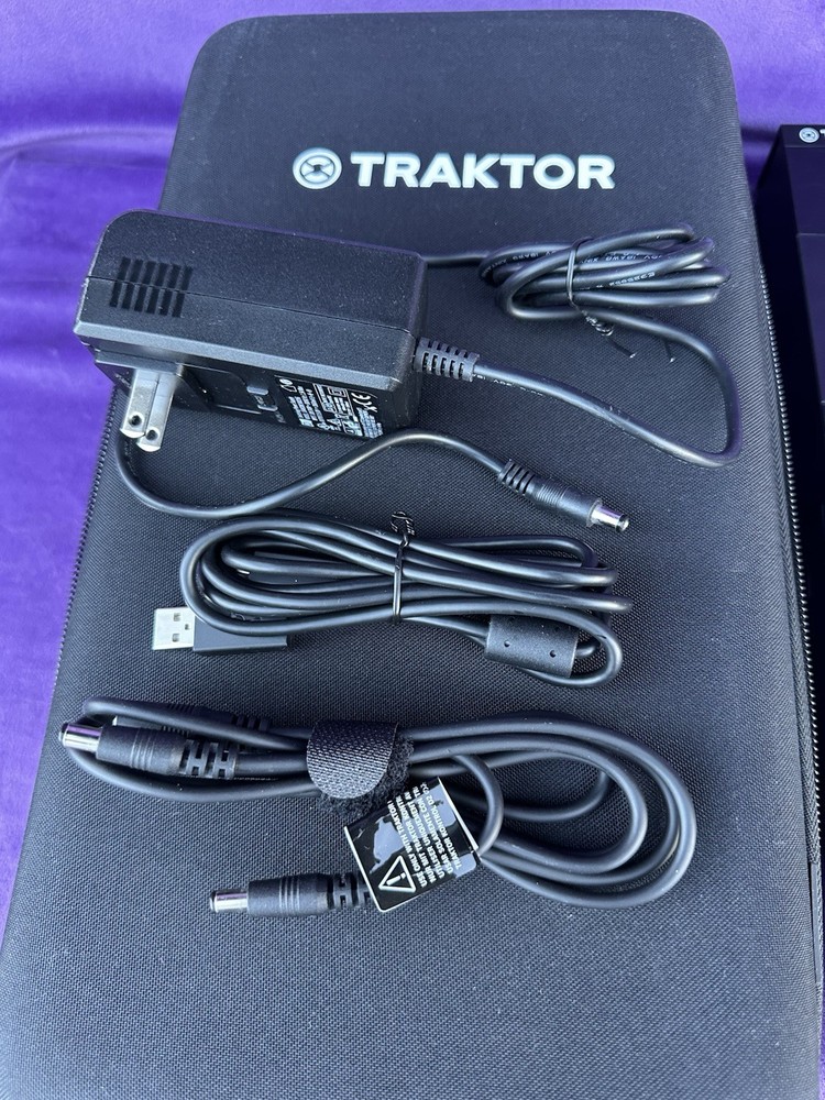 Native Instruments Traktor Kontrol D2 DJ Controller #2