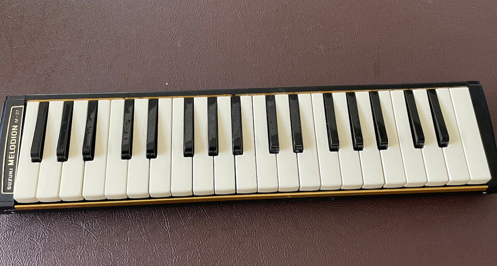 Suzuki Melodion M-37 Keyboard Harmonica