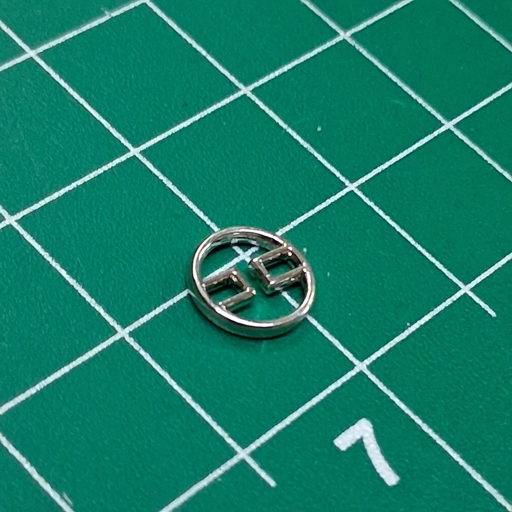Round 2-Hole Wire Frame Designed Polished Silver Tone Metal Accent Button