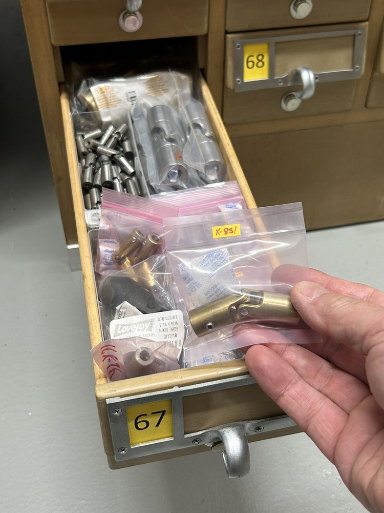 QTY 1 UNKNOWN MAKER SOLID BRASS UNIVERSAL JOINT 1/4" BORE BOTH ENDS 2 SET SCREWS