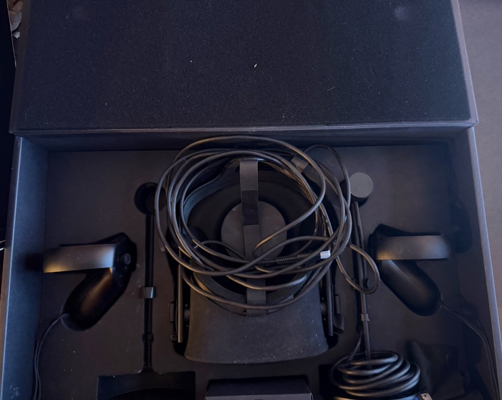 Oculus Rift with Touch Controllers And 1 Sensor
