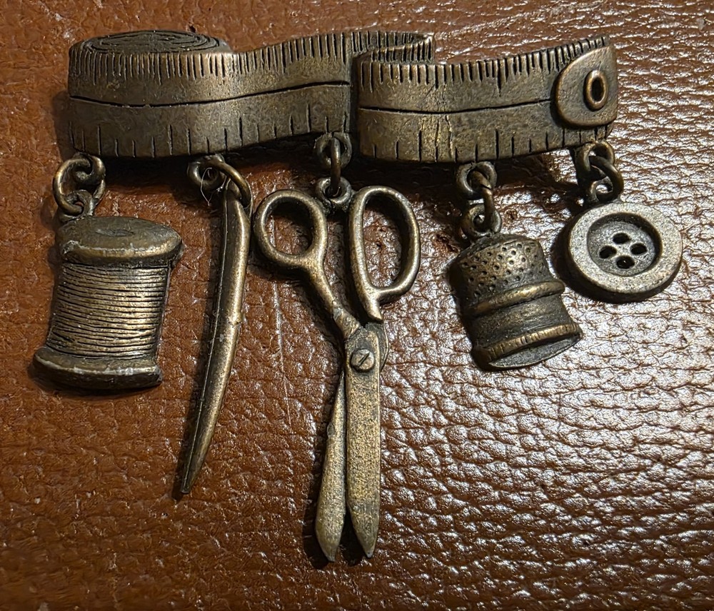 VINTAGE SEWING THEME LAPEL PIN