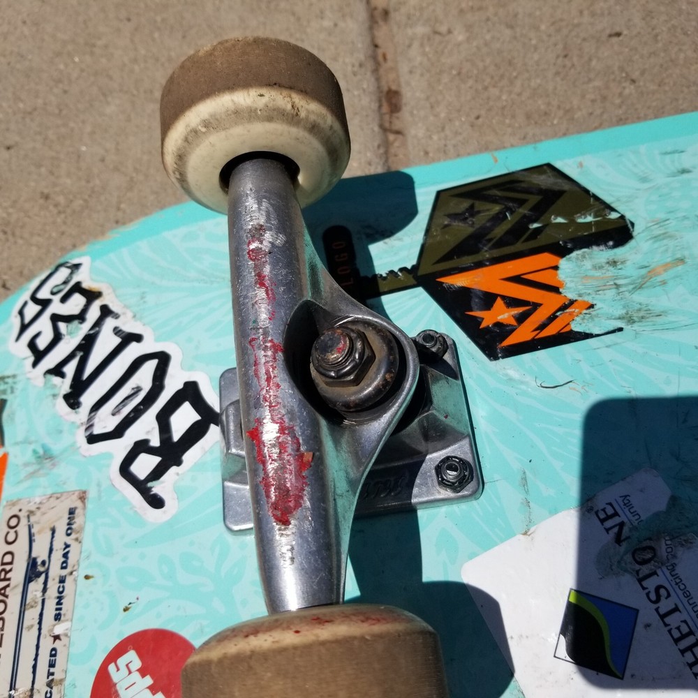 Skateboard 8" X 32"Complete Mini Logo? Slant Trucks