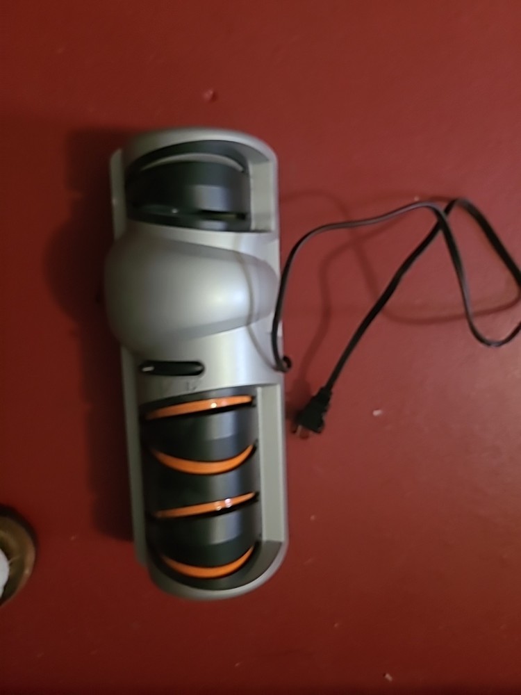 Professional EverSharp® three-stage electric knife sharpener-08810