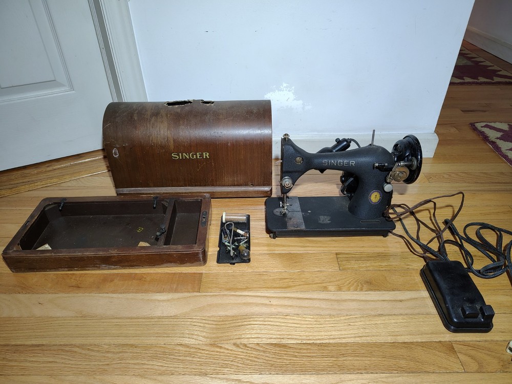 Singer 1950 #128 Sewing Machine /Working With Case