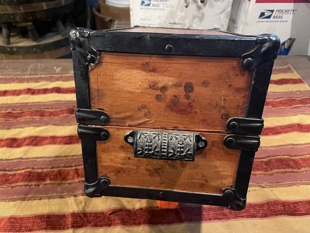 Steamer Trunk Salesman Sample/Doll Trunk