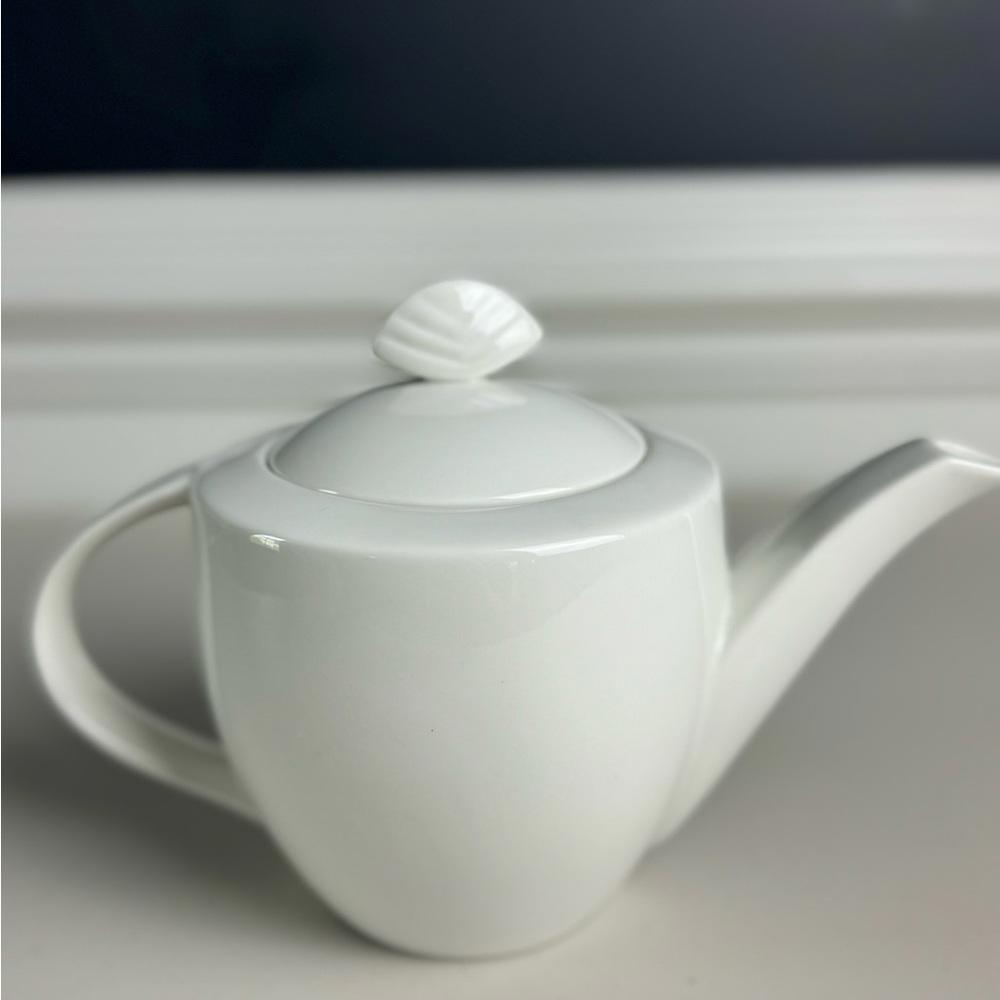 Cafe White by CHRISTOPHER STUART Teapot and Lid