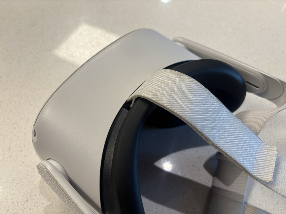 ***Excellent*** Meta Oculus Quest 2 128GB VR Headset W/Controllers