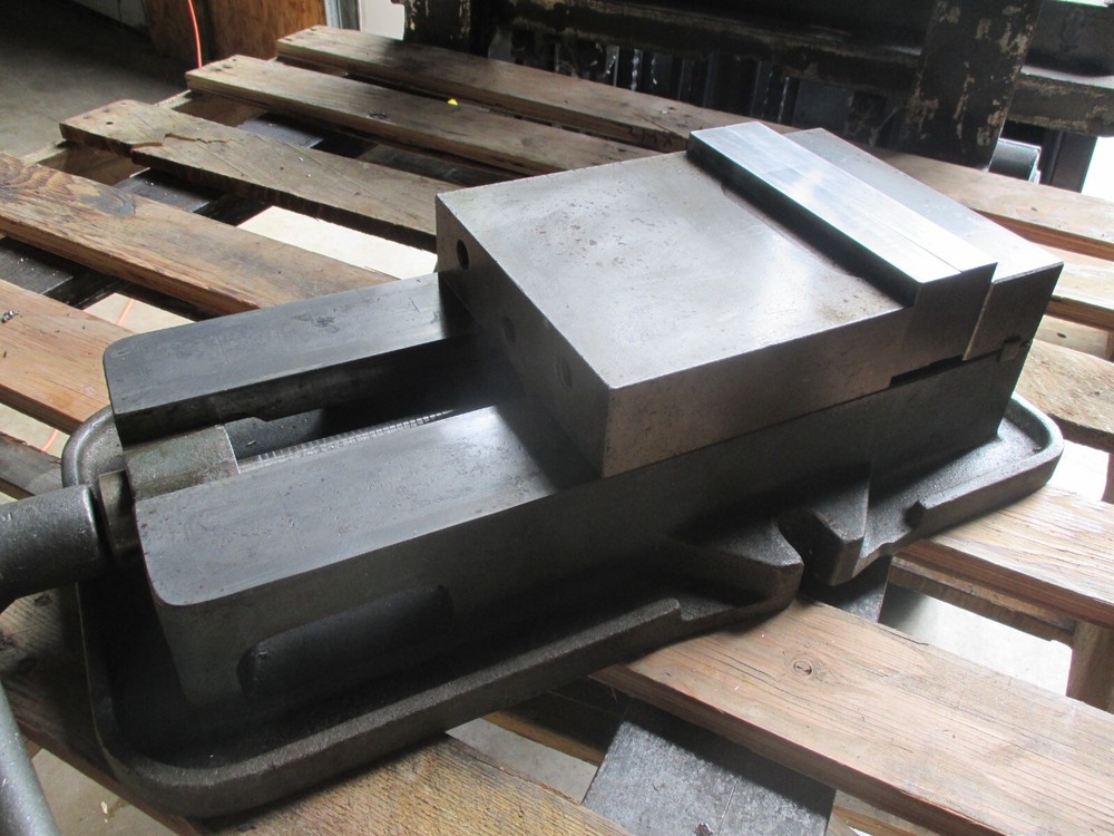 USED D80 Kurt 8" Milling Machine Vise with Handle