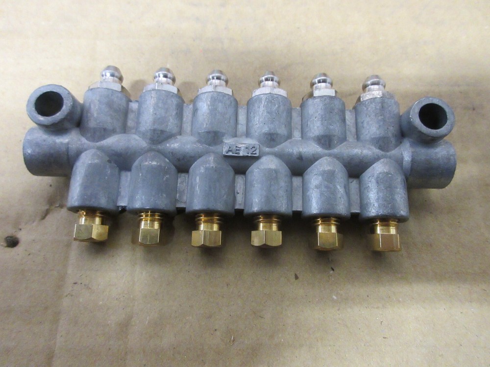 AE-121 Grease Distributor w/ Parallel Outlet