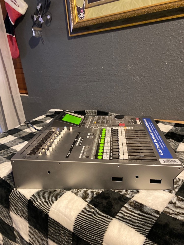 Roland VS-2400CD Digital Recorder 24-Track CD-RW(Damaged button)