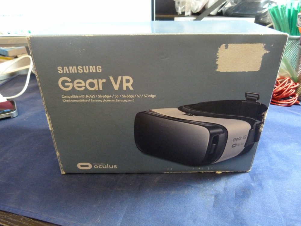 Samsung Gear VR Powered by Oculus - USED ONCE
