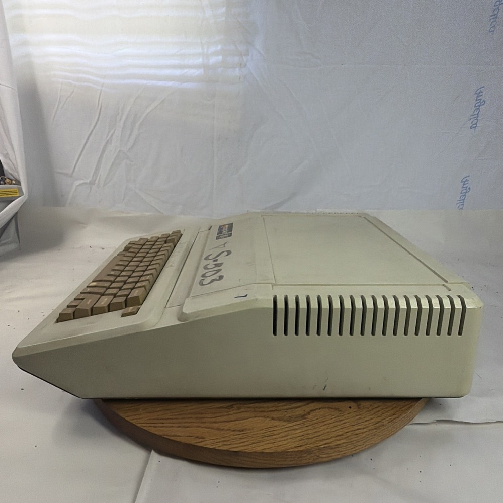 Apple IIe A2S2064 Computer For Parts Only