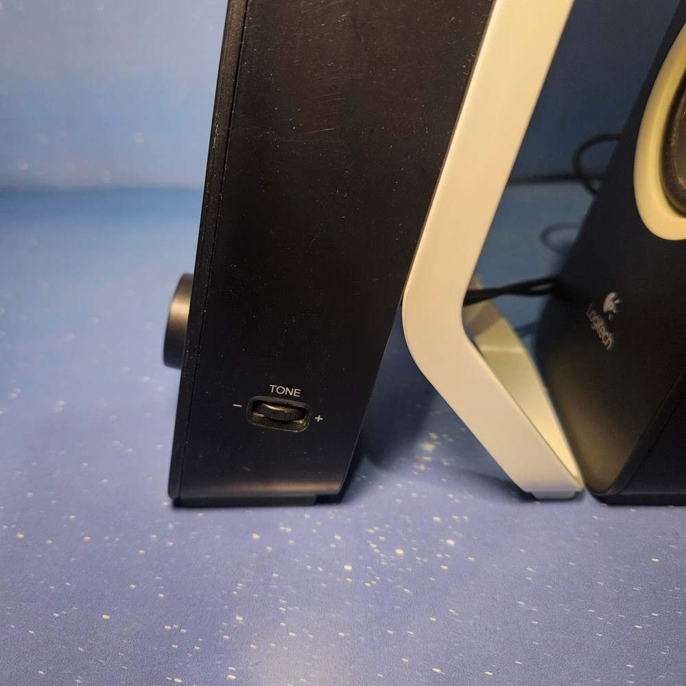 Logitech Z200 10W Multimedia Speakers does not include power cord