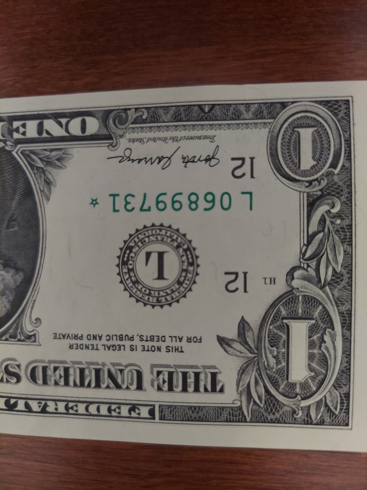 **Uncirculated 2017 *Rare *Error* Solid Starnote .(1dollar) 1 Solid /1 Hollow**