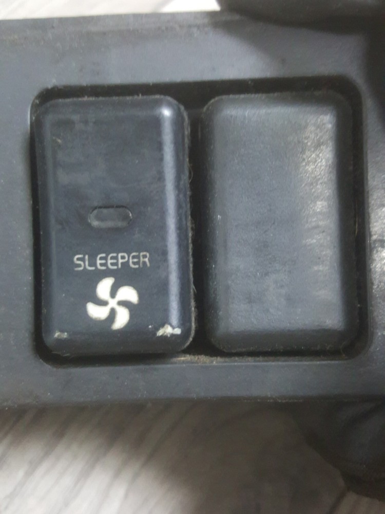 VOLVO VNL SWITCH PANEL FOR DASH PANEL W/ SLEEPER FAN SWITCH 3175616