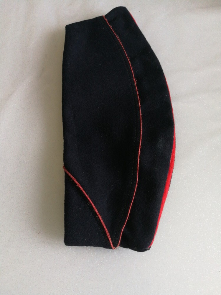 Blue beret with red border.