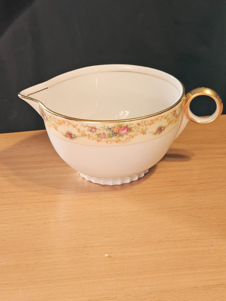 Meito Modern Windsor Creamer 8oz