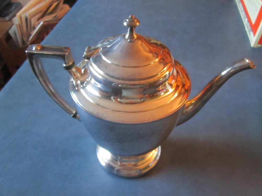 VINTAGE CRESCENT SILVERPLATE TEAPOT