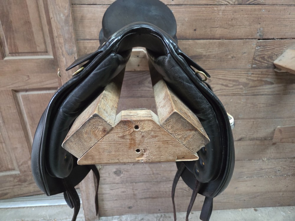 Crosby 17" dressage saddle