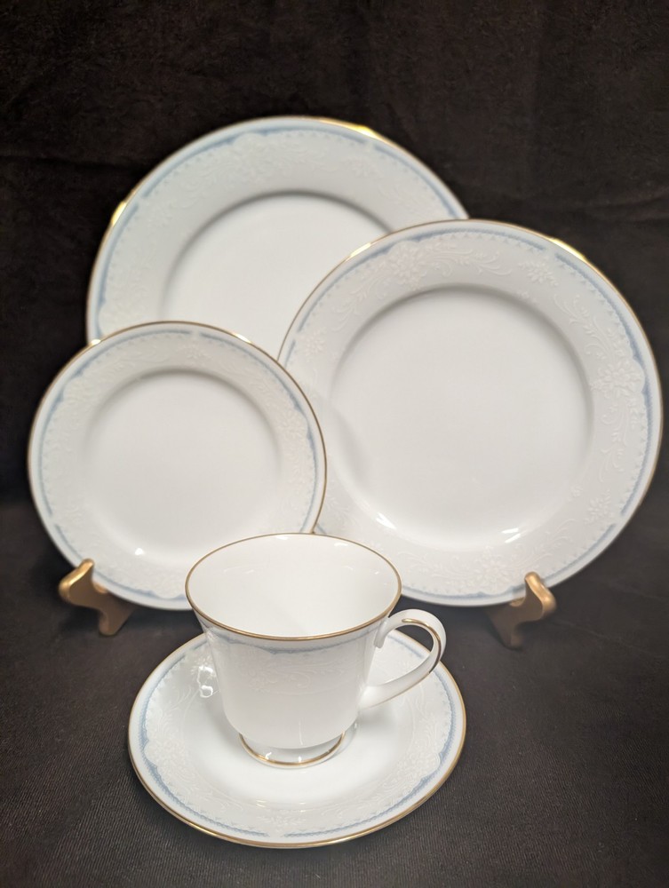 Noritake Christine - 5 Piece Dinner Set - Excellent Condition