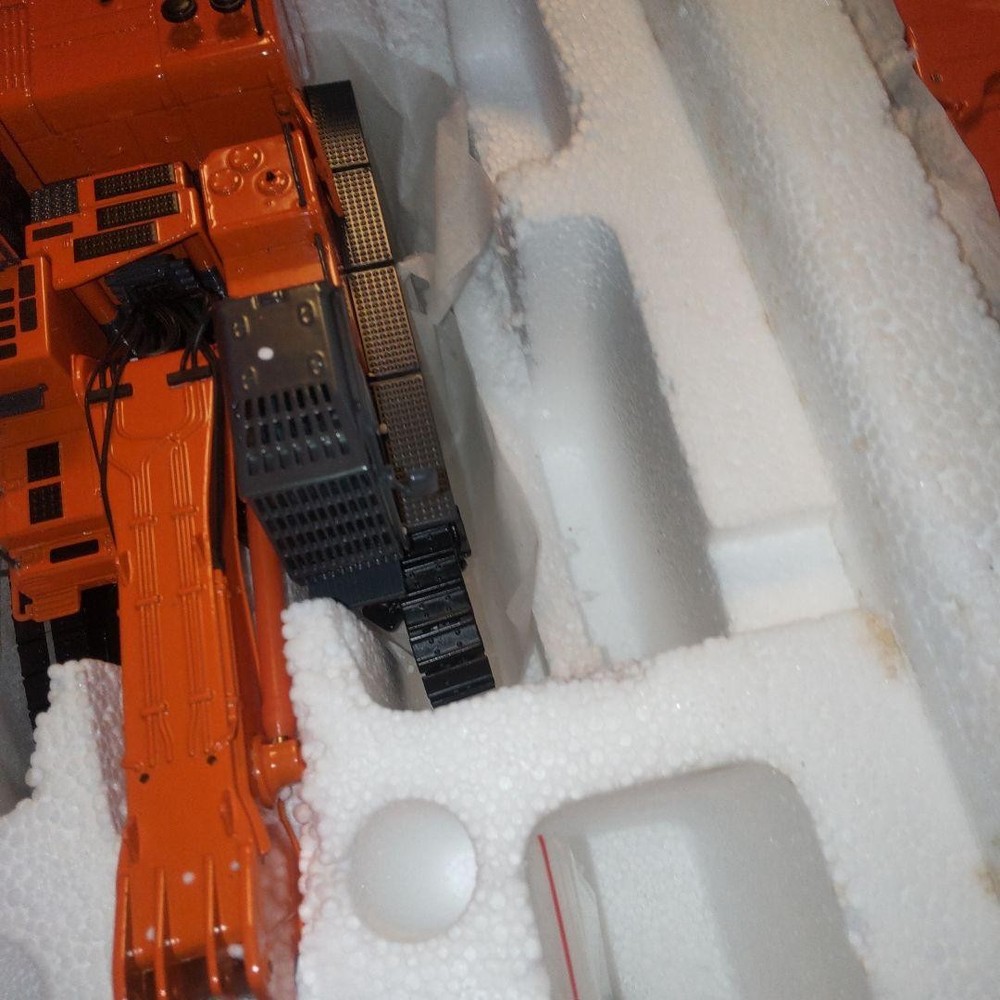 Universal Hobbies Liebherr S944 1/50