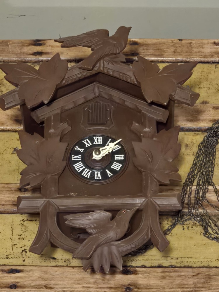 Vintage Black Forest Cuckoo Clock – Runs & Cuckoos – Complete With Weights