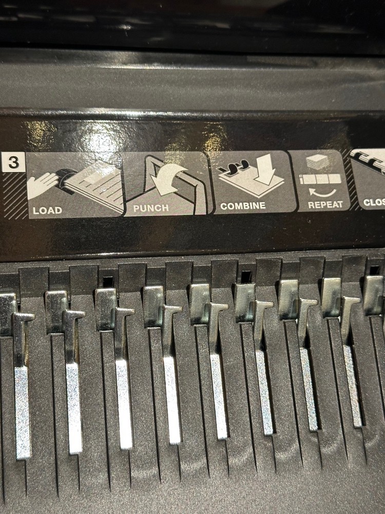 ACCO GBC CombBind C12 Binding Machine WORKS