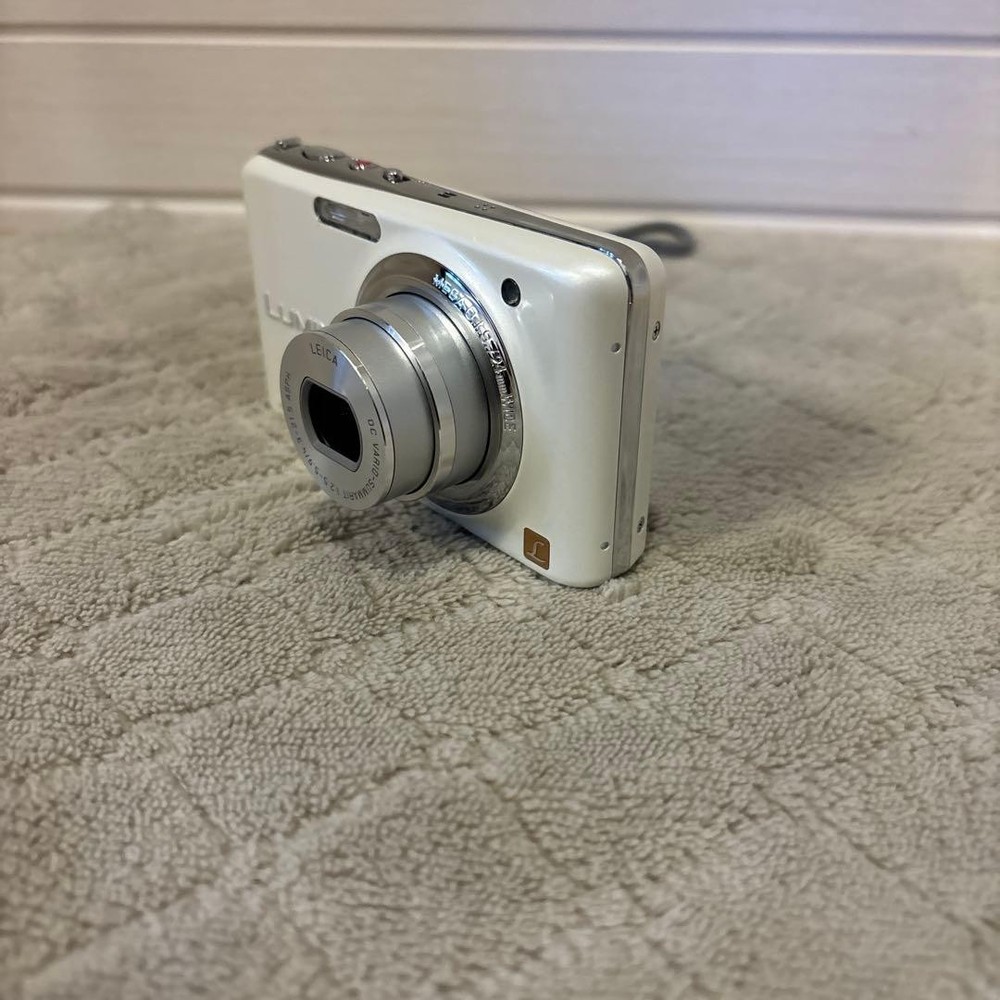Panasonic FX77 White Compact Digital Camera with Accessories Tested Condition