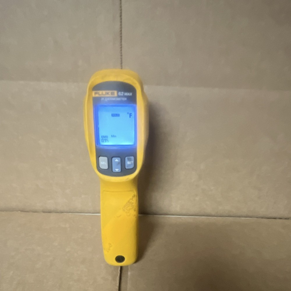 Fluke 62 MAX Infrared Thermometer Digital Display Adjustable Emissivity