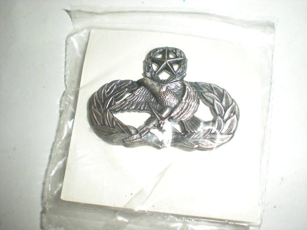 USAF ACFT MUNITIONS 9 LEVEL BADGE -SILVER OXIDIZED