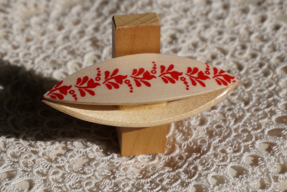 Tatting shuttle with with red Hungarian pattern 3"