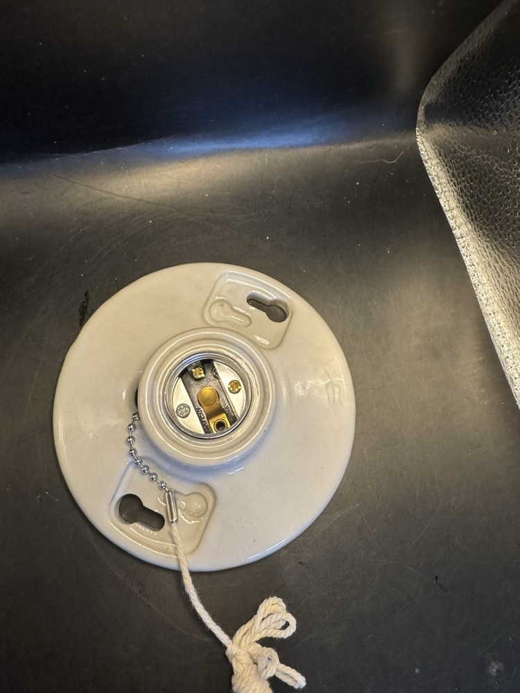 Eaton Lampholder with Pull Chain Switch 659-SP