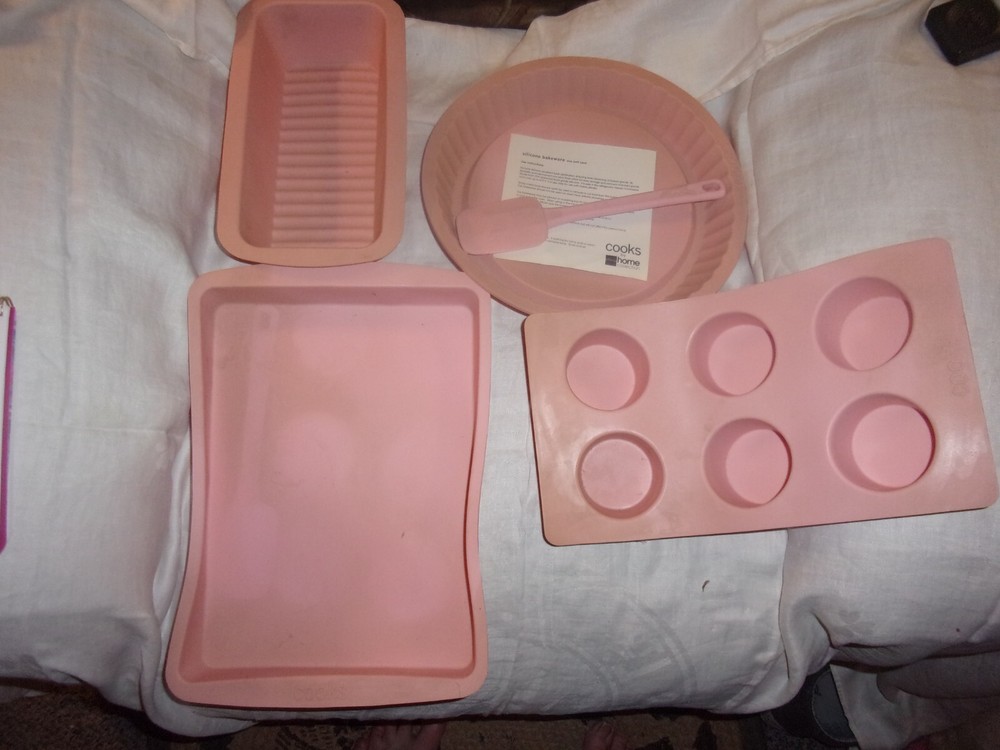 Cooks 4 pc Silicone Bakeware Pink Never Used
