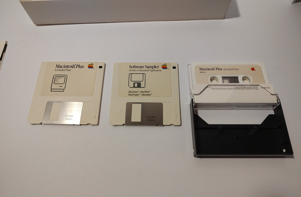 Macintosh Plus User Guide & Macintosh Reference System 7