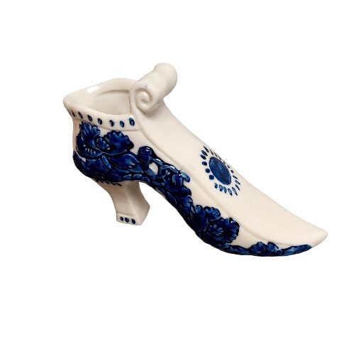 VICTORIAN STYLE BLUE AND WHITE CERAMIC SHOE  PLANTER VASE