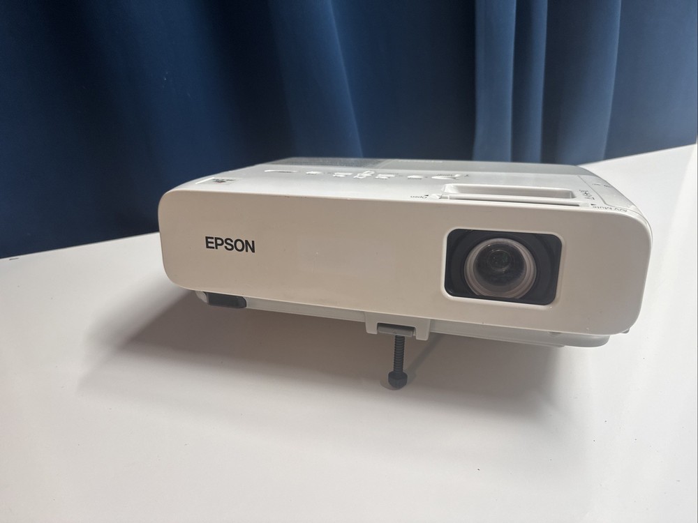 EPSON PowerLite 825+ 3LCD Projector (read description) Needs Lamp
