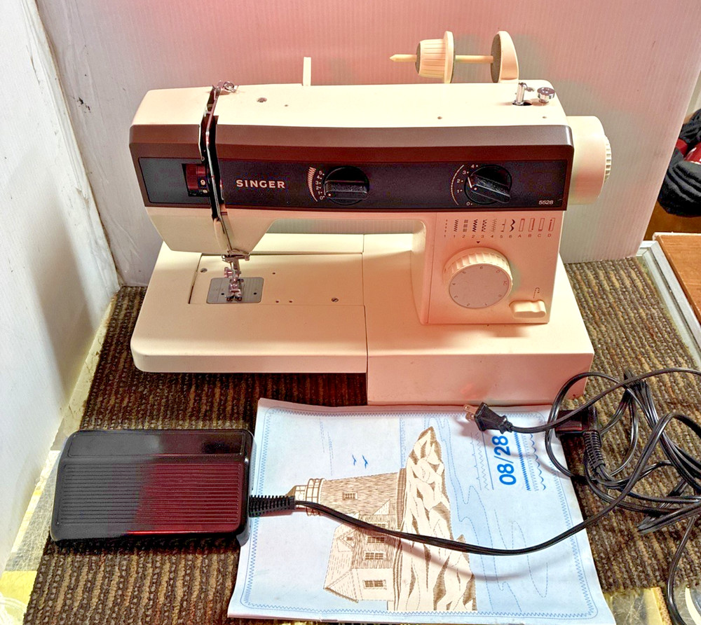 Vintage Singer Model 5528 Sewing Machine Zigzag. TESTED + Case
