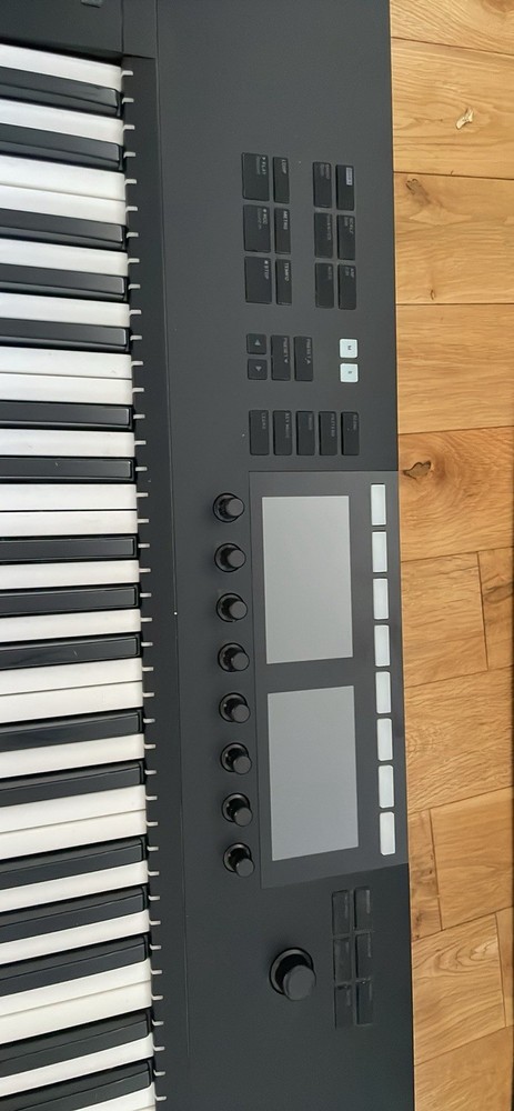 Native Instrument Komplete Kontrol S49 keyboard
